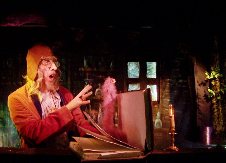 Poppentheater: nacht in de kale duinen