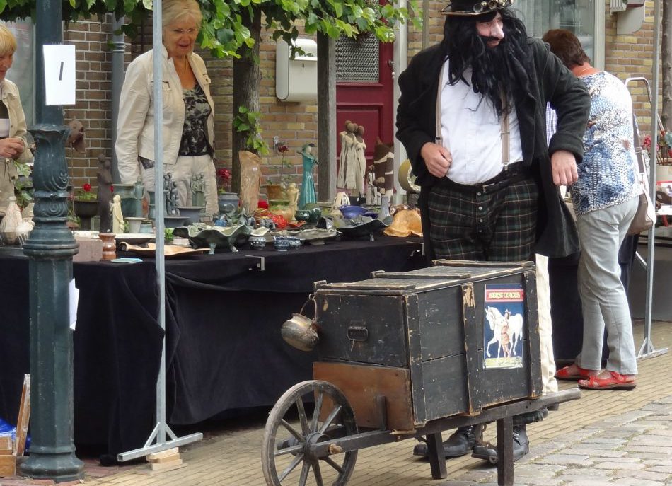 Mobiel poppentheatertje met circus voorstelling Straatanimatie De speelman